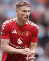 曼联夏窗大动作：套现 2 亿重建，锁定多特中卫补强后防