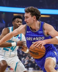 班凯罗25+5+6鲍尔23分 魔术大胜黄蜂晋级季后赛