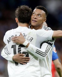 足坛一夜动态：国米3-2科莫冲双冠王，切尔西0-3造百年耻辱纪录