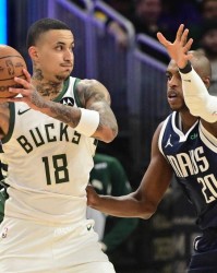 库兹马20分弗拉格19+10 雄鹿胜独行侠